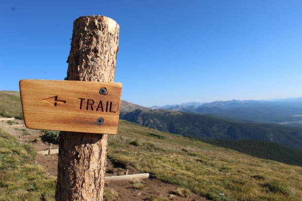 hiking trail sign - trail marker hiking sign sports and fitness photos et images de collection
