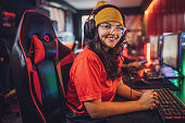 professioneller-e-sport-spieler.jpg?b=1&s=170x170&k=20&c=bEfDW6x6wtJqhHtNY7tbboAvcaIAjHnjIkd2WEy4Uuo=