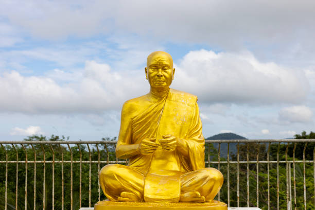 antigua estatua del monje dorado - monk meditating thailand bangkok fotografías e imágenes de stock