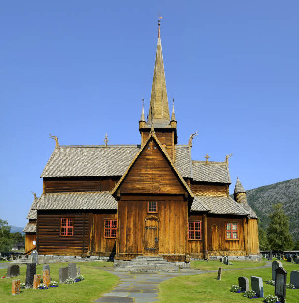 lom stave church (lom stavkyrkje) of norwegian countryside, - lom church stavkirke norway imagens e fotografias de stock