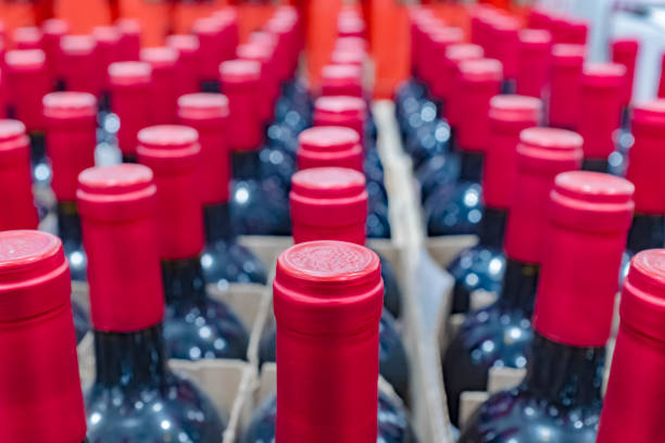 wine for sale in a supermarket, bottle close-up - crooked river zdjęcia i obrazy z banku zdjęć