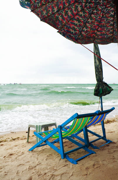 miejsce do opalania, parasole plażowe i stolik nad morzem. - tanning bed brown relaxation resting zdjęcia i obrazy z banku zdjęć