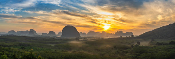 blick auf den sonnenaufgang in den bergen am aussichtspunkt din deang doi mit tropischem wald, krabi thailand naturlandschaftspanorama - deang stock-fotos und bilder