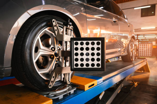 Car wheel alignment is in progress. auto camber toe check fixing. sensor during suspension adjustment and automobile wheel alignment work at the repair service station la alineación de las ruedas del automóvil está en progreso. fijación automática de la puntera de la inclinación. durante el ajuste de la suspensión y el trabajo de alineación de las ruedas del automóvil en la estación de servicio de reparación