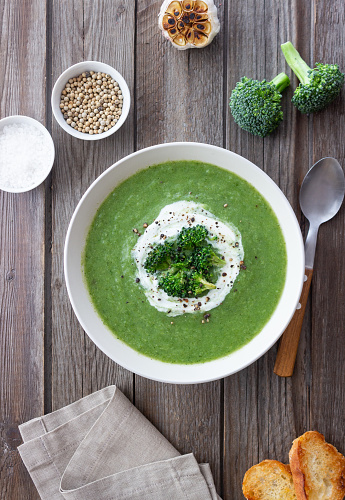 Green broccoli and spinach soup. Healthy eating. Vegetarian food