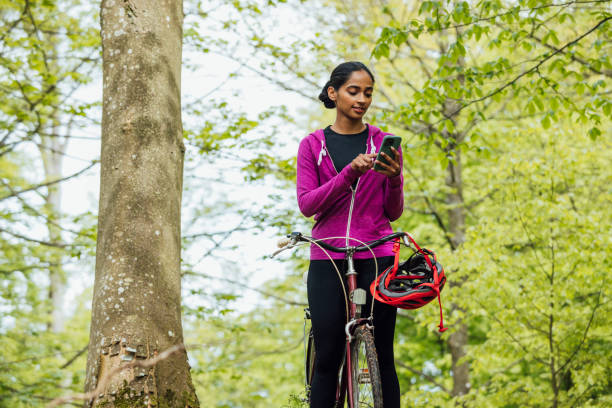 sprawdzanie kierunku - mental health women asian ethnicity bicycle zdjęcia i obrazy z banku zdjęć