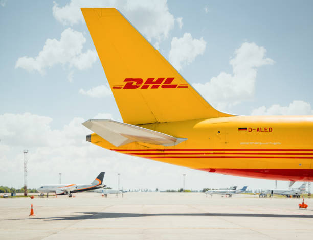 część ogonowa żółtego samolotu towarowego dhl (widok z boku) - dhl airplane freight transportation boeing zdjęcia i obrazy z banku zdjęć