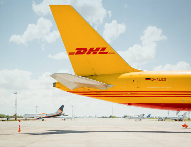tail section of yellow dhl cargo aircraft (side view) - dhl airplane freight transportation boeing imagens e fotografias de stock