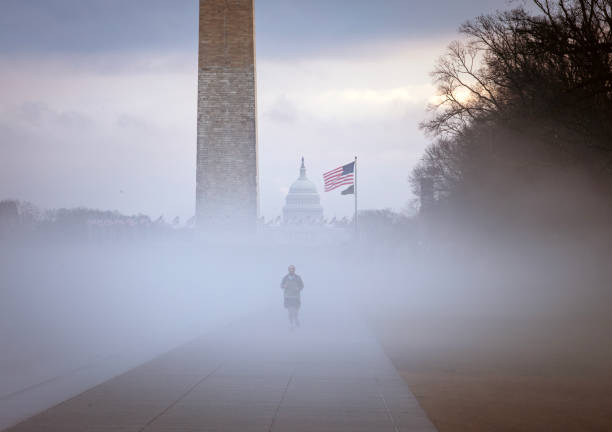 national mall in the mist - distance running jogging running fog photos et images de collection