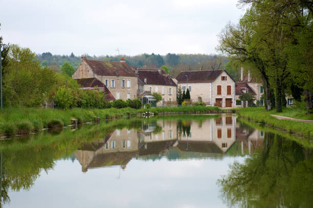 tanlay, wieś nad canal-du-bourgogne - côte d'or zdjęcia i obrazy z banku zdjęć