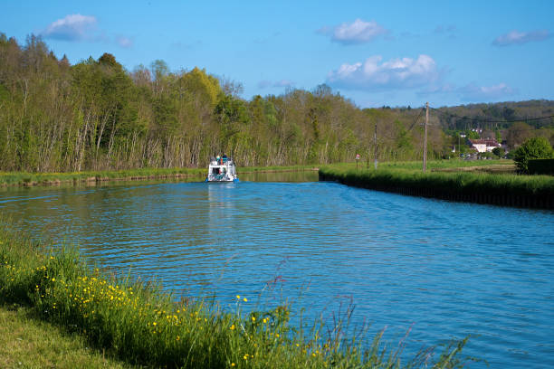 canal-du-bourgogne na wiosnę - côte d'or zdjęcia i obrazy z banku zdjęć