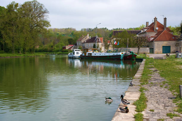 tanlay, yonne, port nad canal-du-bourgogne - côte d'or zdjęcia i obrazy z banku zdjęć