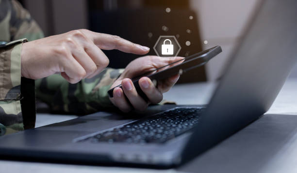 close up soldier man hand use smartphone check authorization to access security data with security and privacy virtual icon for military operation control system concept cerca de la mano del hombre soldado usar la autorización de verificación del teléfono inteligente para acceder a los datos de seguridad con el icono virtual de seguridad y privacidad para el concepto del sistema de control de operaciones militares
