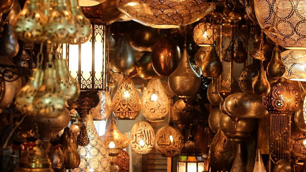 un famoso bazar en el centro histórico de el cairo, khan el-khalili, egipto. - el khalili fotografías e imágenes de stock