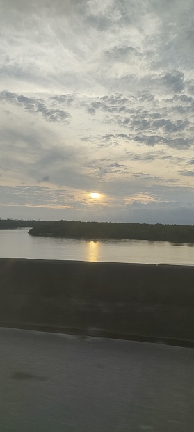 Uma foto do por do sol na ponte dos Barreiros, São Vicente