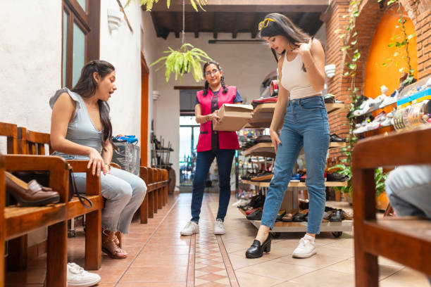 mulher nova medindo seus sapatos - shoe store sales clerk customer - fotografias e filmes do acervo