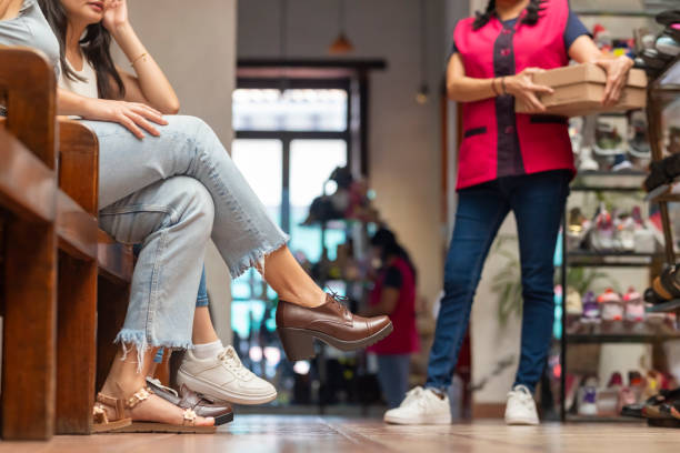 meninas fazendo compras na loja de sapatos - shoe store sales clerk customer - fotografias e filmes do acervo