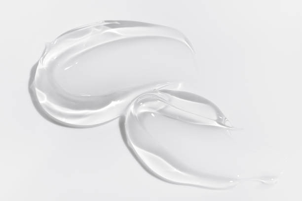 白い背景に透明な液体ゲル。化粧品のスキンケア製品のテクスチャー。フェイスクリーム、ボディローションスワイプスウォッチ