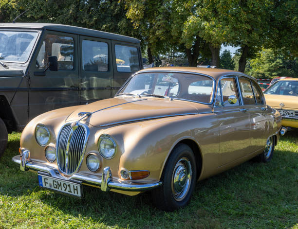 jaguar s-type в коричневом цвете в хромблице в вайтерштадте в замке брауншардт - jaguar car vintage car collectors car personal land vehicle стоковые фото и изображения