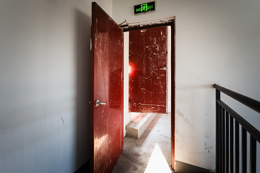 The sun shines on the corridor of a residential building on a sunny day