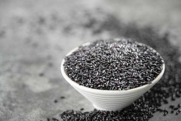 Put black rice in bowl