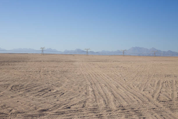 désert d’arabie sans fin avec traces de pneus - tire track egypt track africa photos et images de collection