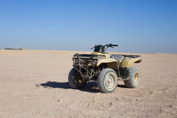 vtt pour une excursion extrême dans le désert d’arabie - tire track egypt track africa photos et images de collection