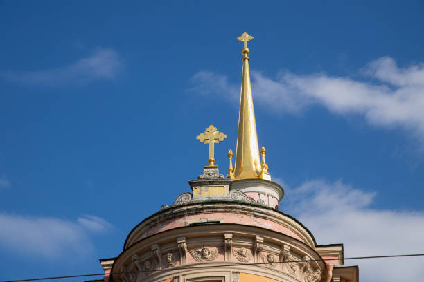 golden spire, golden orthodox cross on gold dome on blue sky. close-up - cathedral russian orthodox clear sky tourism photos et images de collection