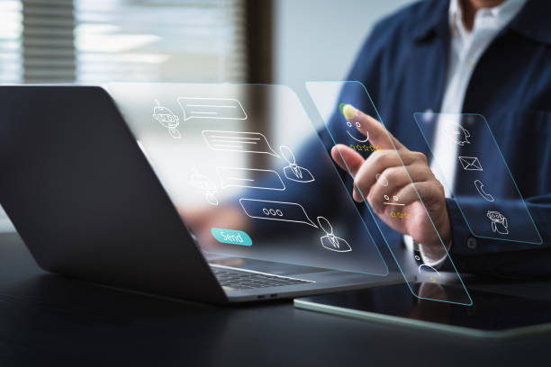 Customer service. Businessman using artificial intelligence software technology, Chatbots and CRM for customers. Using online customer service with Chatbots. Contact us. Evaluate customer satisfaction servicio al cliente. empresario que utiliza tecnología de software de inteligencia artificial, chatbots y crm para clientes. utilizar el servicio de atención al cliente en línea con chatbots. contáctenos. evaluar la satisfacción del cliente