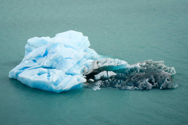 iceberg com diferentes cores de gelo em águas azul-turquesa - glaciar perito moreno, patagônia - glacier moreno glacier iceberg argentina - fotografias e filmes do acervo