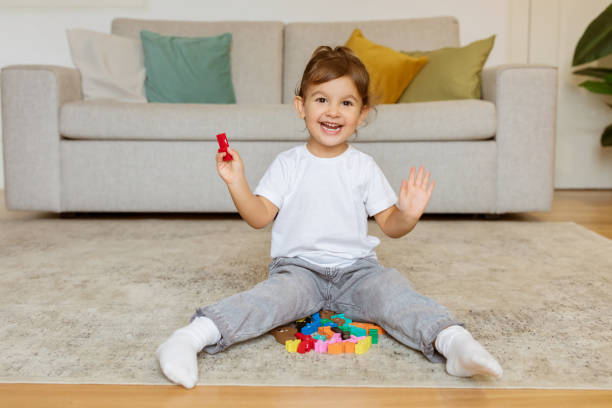 concepto de desarrollo temprano. niña pequeña jugando con juguetes de madera educativos en casa - sorter fotografías e imágenes de stock