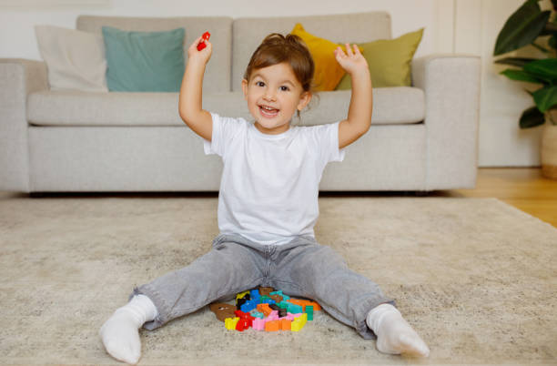 criança pequena feliz brincando com blocos coloridos em casa - sorter - fotografias e filmes do acervo