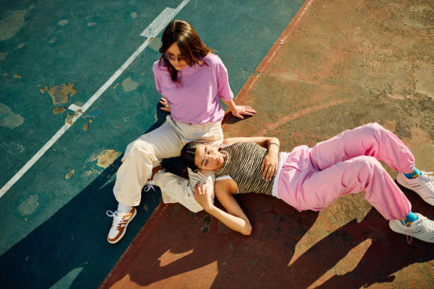 relaxed afternoon hangout with gen z friends at the skate park - sneaker trend stock-fotos und bilder