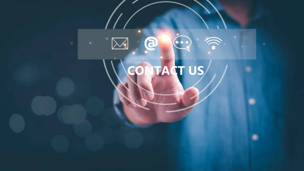 Discover seamless customer support through a businessman touching virtual screen icons for email, live chat, and internet connectivity, revolutionizing digital communication. descubra un servicio de atención al cliente sin interrupciones a través de un hombre de negocios que toca los íconos de la pantalla virtual para el correo electrónico, el chat en vivo y la conectividad a internet, revolucionando la comunicación digita