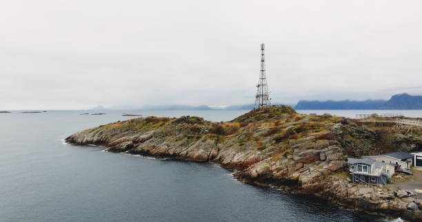 로포텐 군도(lofoten archipelago)의 헤닝스베르(henningsvaer)가 내려다보이는 통신탑 - lofoten henningsvaer norway village 뉴스 사진 이미지