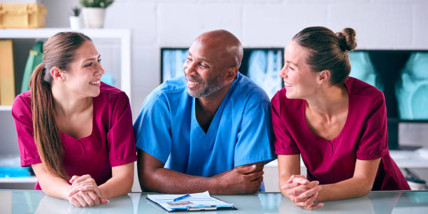 Portrait Of Male And Female Veterinary Team In Surgery - foto de acervo