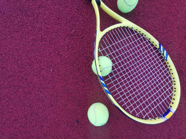 노란색 테니스 공과 라켓 하드 테니스 코트 표면, 평면도 테니스 장면 - tennis baseline fun sports and fitness 뉴스 사진 이미지