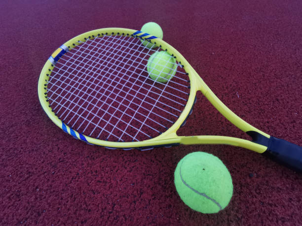 yellow tennis balls and racquet on hard tennis court surface, top view tennis scene - tennis baseline fun sports and fitness foto e immagini stock