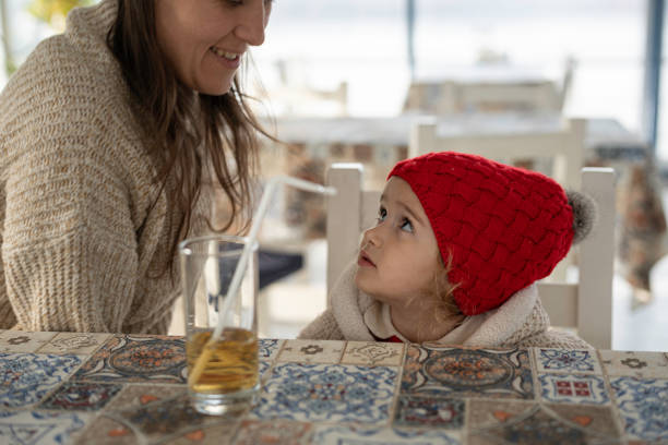 outdoor urban lifestyle. mom and kid in cafe. - childcare centre photos et images de collection
