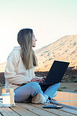 junge-frau-mit-laptop-auf-dem-dach-eines-lieferwagens-im-teide-gebirge-bei-sonnenuntergang.jpg?b=1&s=170x170&k=20&c=gPFv7QRGKZbDWvwx3ekMjX8hlkYXAvgaR21NyADWbHw=