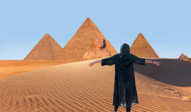 complexe pyramidal de gizeh au coucher du soleil incroyable - belle fille portant une abaya avec les bras en l’air heureux - le caire, égypte - africa archaeology architecture bedouin photos et images de collection
