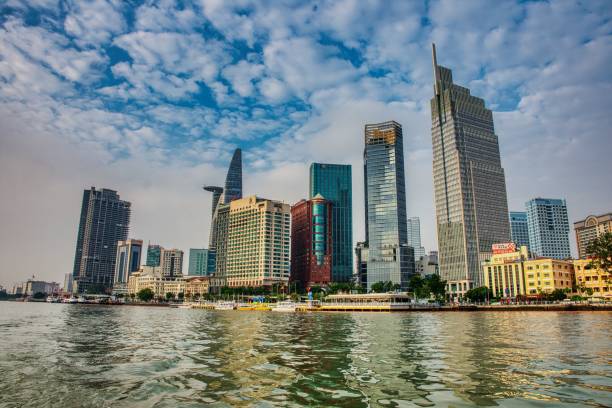 panorama miasta ho chi minh i rzeka sajgon. niesamowity kolorowy widok na drapacz chmur i inne nowoczesne budynki w centrum miasta. ho chi minh city to popularna miejscowość turystyczna w wietnamie. - chi chi zdjęcia i obrazy z banku zdjęć