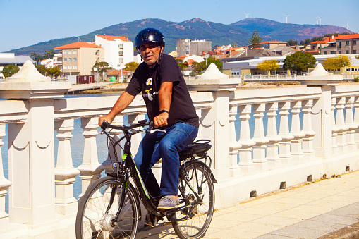 Preguntoiro beach and Vilaxoán village seafront  promenade, cyclist passing by. Vilagarcía de Arousa,Pontevedra province, Galicia, Spain.