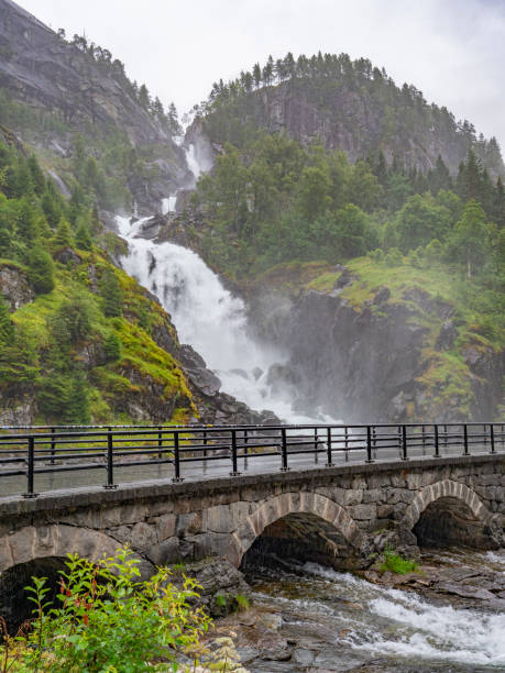 latefossen waterfall in skare, odda, norway - bridge norway odda falling imagens e fotografias de stock