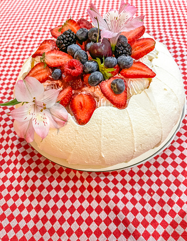 Pavlova dessert cake