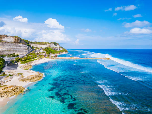 plaża na klifie z turkusowymi wodami i białymi falami na bali. - nusa dua obrazy zdjęcia i obrazy z banku zdjęć