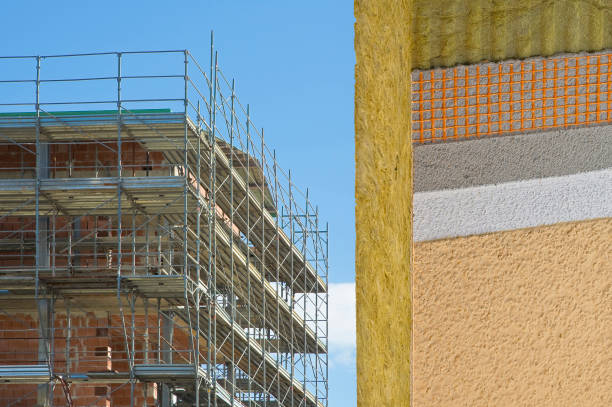 andaimes metálicos em canteiro de obras para a realização de um novo isolamento térmico - conceito com as estratificações das fases de montagem - heat dispersion - fotografias e filmes do acervo