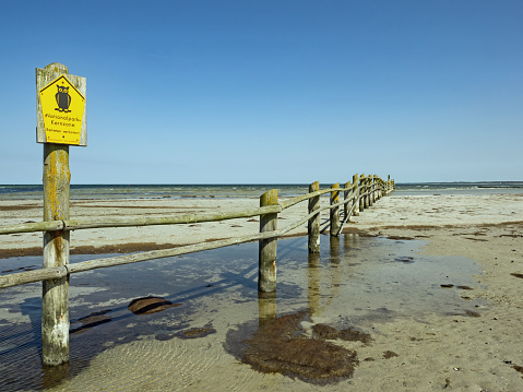 Hinweis auf einen FKK Strand auf der Insel Borkum