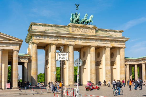 brandenburg gate (brandenburger tor) on pariser square in center of berlin, germany - panoramic international landmark national landmark famous place zdjęcia i obrazy z banku zdjęć