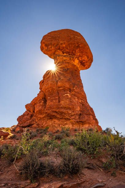 a formação rochosa equilibrada no parque nacional dos arcos em utah eua. - travel famous place balanced rock beauty in nature - fotografias e filmes do acervo
